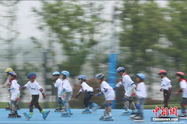 小朋友们在南京鱼嘴湿地公园内“刷街”。